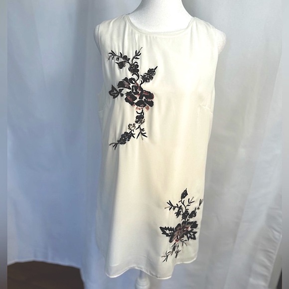 White House Black Market Tops - BRAND NEW WHITE HOUSE BLACK MARKET CREAM BLOUSE WITH SEQUINS FLOWERS IN SIZE 12